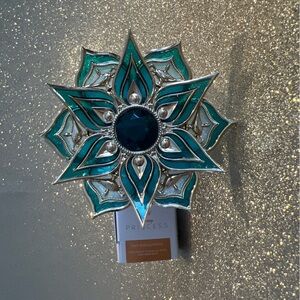 Bath & Body Works Teal and Silver Wallflower Plug